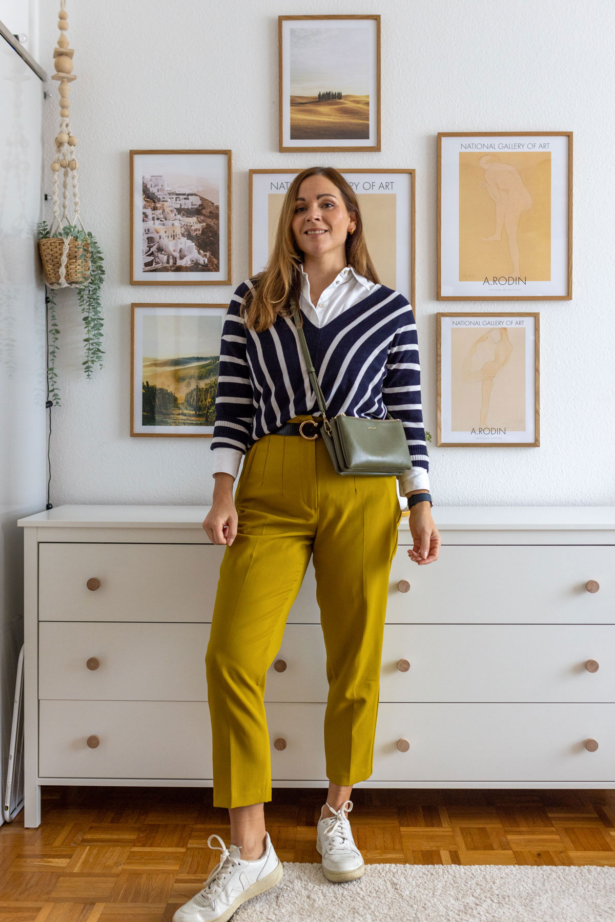 Drei Herbst Outfits für den Alltag mit Bundfaltenhose, Bluse und Blazer. Ich zeige euch, was ich im Herbst 2022 trage und präsentiere euch drei Alltagsstyles auf dem Modeblog. | www.kleidermaedchen.de