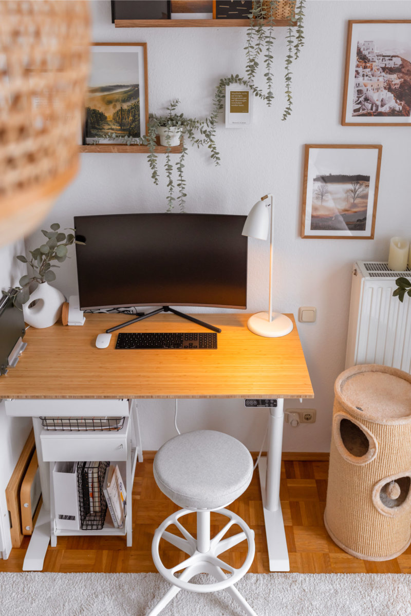 Homeoffice mit Flexispot E8 im Schlafzimmer einrichten. Auf dem Interiorblog zeige ich dir, wie du deinen Arbeitsplatz im Schlafzimmer harmonisch integrierst. Außerdem gehe ich auf die Vorteile eines höhenverstellbaren Schreibtisches ein. | www.kleidermaedchen.de