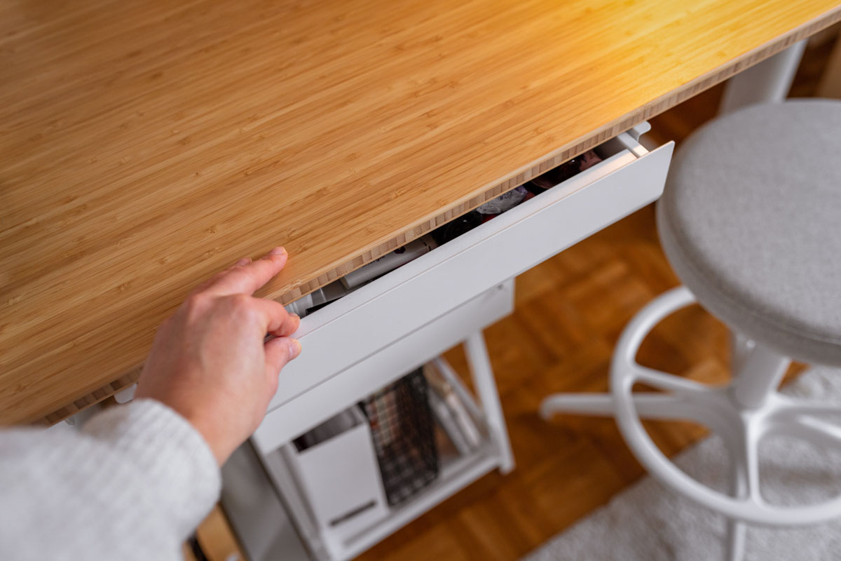 Homeoffice mit Flexispot E8 im Schlafzimmer einrichten. Auf dem Interiorblog zeige ich dir, wie du deinen Arbeitsplatz im Schlafzimmer harmonisch integrierst. Außerdem gehe ich auf die Vorteile eines höhenverstellbaren Schreibtisches ein. | www.kleidermaedchen.de