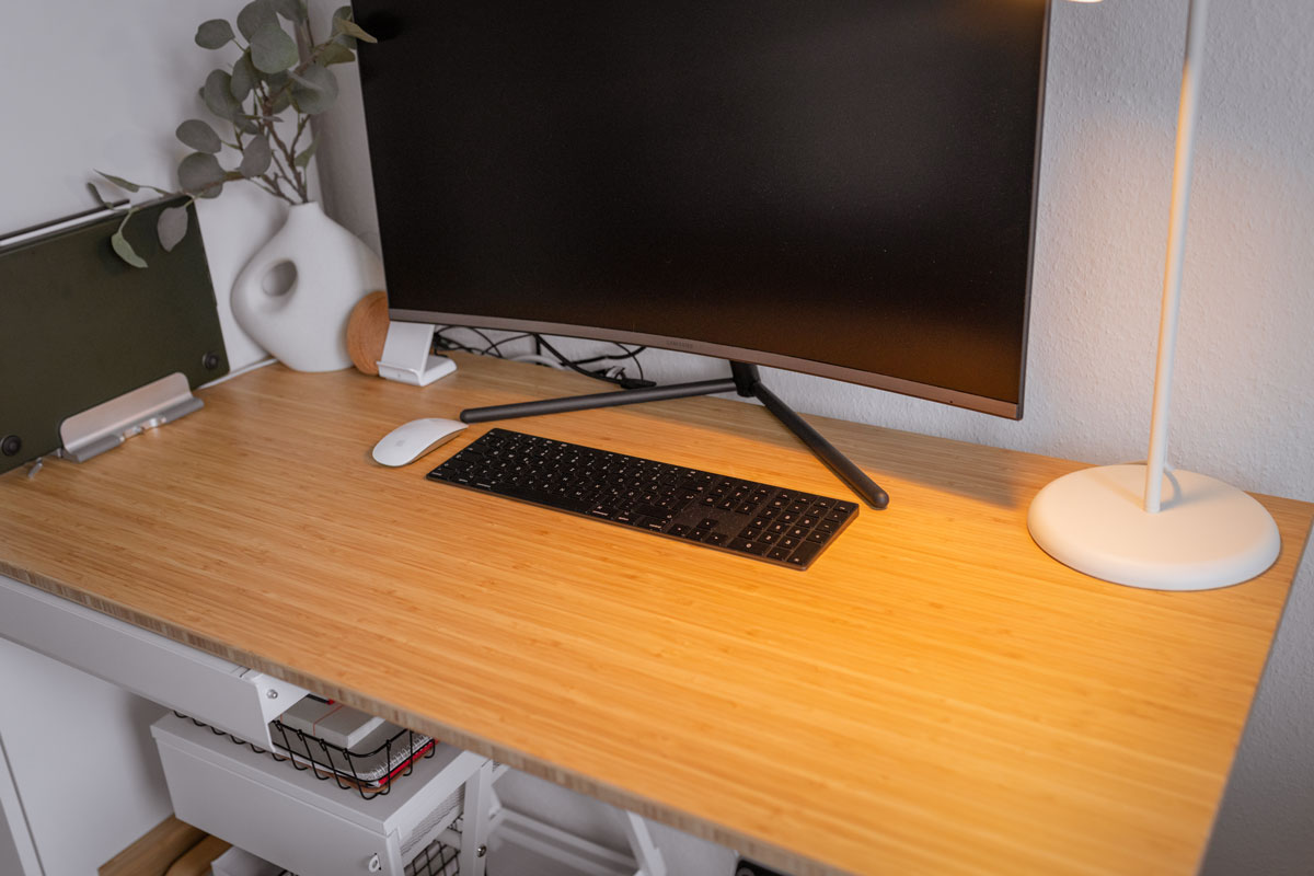 Homeoffice mit Flexispot E8 im Schlafzimmer einrichten. Auf dem Interiorblog zeige ich dir, wie du deinen Arbeitsplatz im Schlafzimmer harmonisch integrierst. Außerdem gehe ich auf die Vorteile eines höhenverstellbaren Schreibtisches ein. | www.kleidermaedchen.de