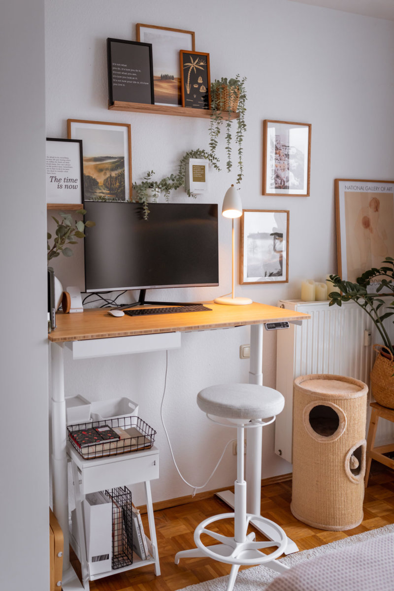 Homeoffice mit Flexispot E8 im Schlafzimmer einrichten. Auf dem Interiorblog zeige ich dir, wie du deinen Arbeitsplatz im Schlafzimmer harmonisch integrierst. Außerdem gehe ich auf die Vorteile eines höhenverstellbaren Schreibtisches ein. | www.kleidermaedchen.de