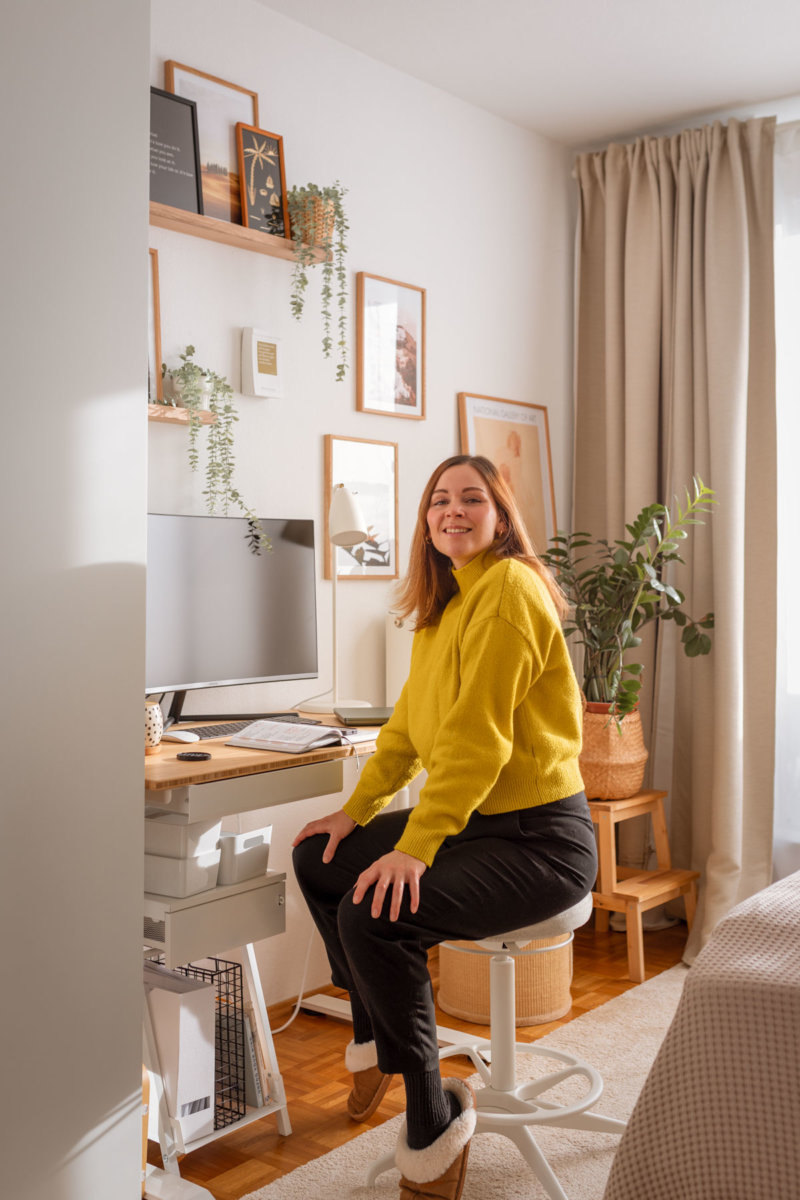 Homeoffice mit Flexispot E8 im Schlafzimmer einrichten. Auf dem Interiorblog zeige ich dir, wie du deinen Arbeitsplatz im Schlafzimmer harmonisch integrierst. Außerdem gehe ich auf die Vorteile eines höhenverstellbaren Schreibtisches ein. | www.kleidermaedchen.de