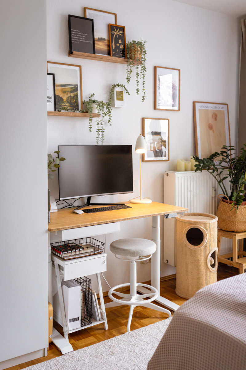 Homeoffice mit Flexispot E8 im Schlafzimmer einrichten. Auf dem Interiorblog zeige ich dir, wie du deinen Arbeitsplatz im Schlafzimmer harmonisch integrierst. Außerdem gehe ich auf die Vorteile eines höhenverstellbaren Schreibtisches ein. | www.kleidermaedchen.de