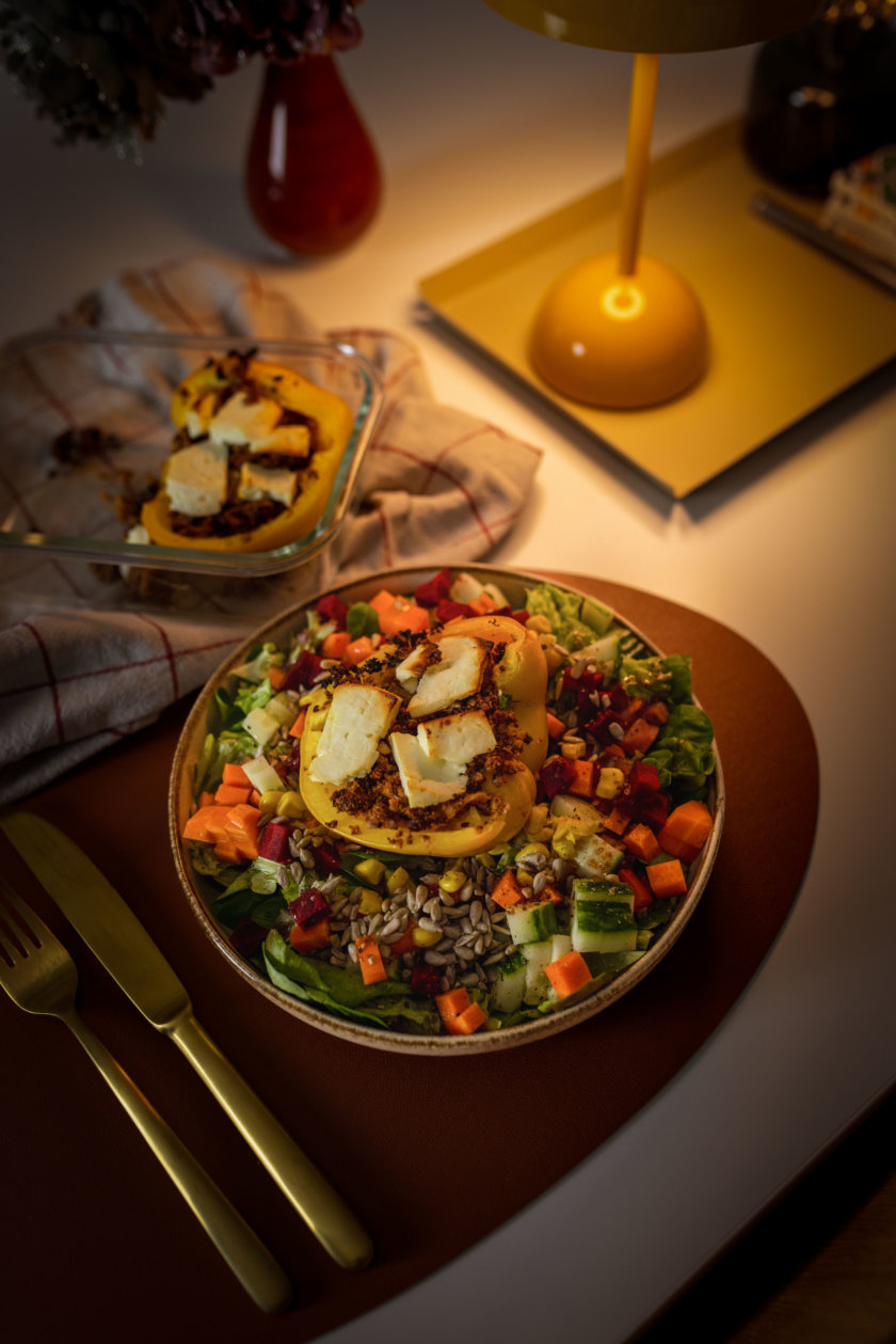 Gefüllte Paprika mit Hackfleischersatz aus Blumenkohl und Walnüssen und frischem Frühlingssalat. Auf dem Foodblog zeige ich dir mein Rezept. | www.kleidermaedchen.de