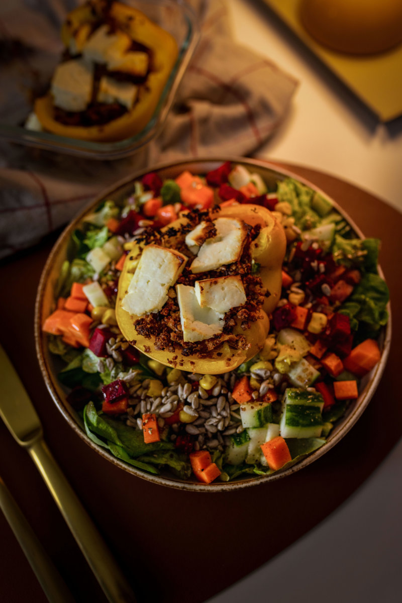 Gefüllte Paprika mit Hackfleischersatz aus Blumenkohl und Walnüssen und frischem Frühlingssalat. Auf dem Foodblog zeige ich dir mein Rezept. | www.kleidermaedchen.de