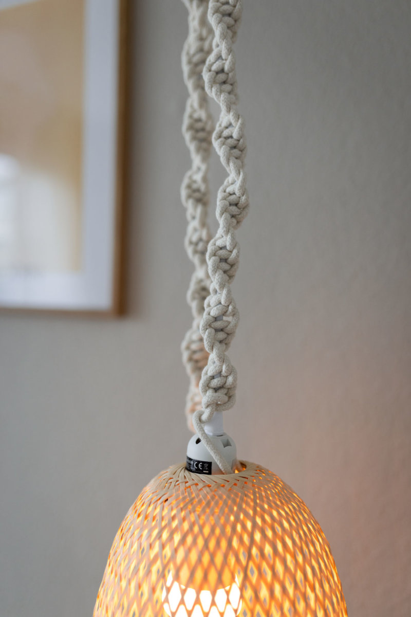 Makramee Lampen DIY Anleitung für das Schlaf- und Wohnzimmer. Auf dem Interiorblog stelle ich dir meine Makramee Lampenkreation vor und zeige euch Schritt für Schritt, wie ihr sie ganz einfach nachbasteln könnt. www.kleidermaedchen.de