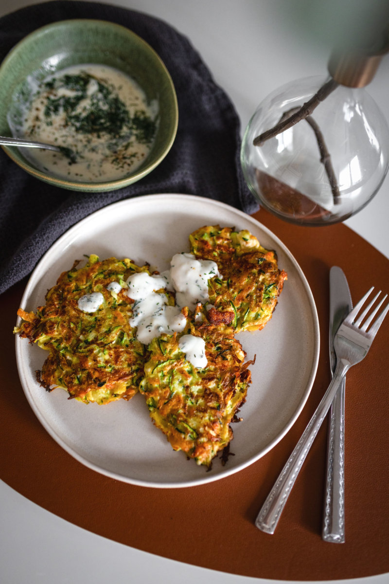 Zucchini-Möhren-Puffer mit Zitronen-Dill-Joghurt. Auf dem Foodblog zeige ich dir das schnelle und gesunde Rezept. | www.kleidermaedchen.de