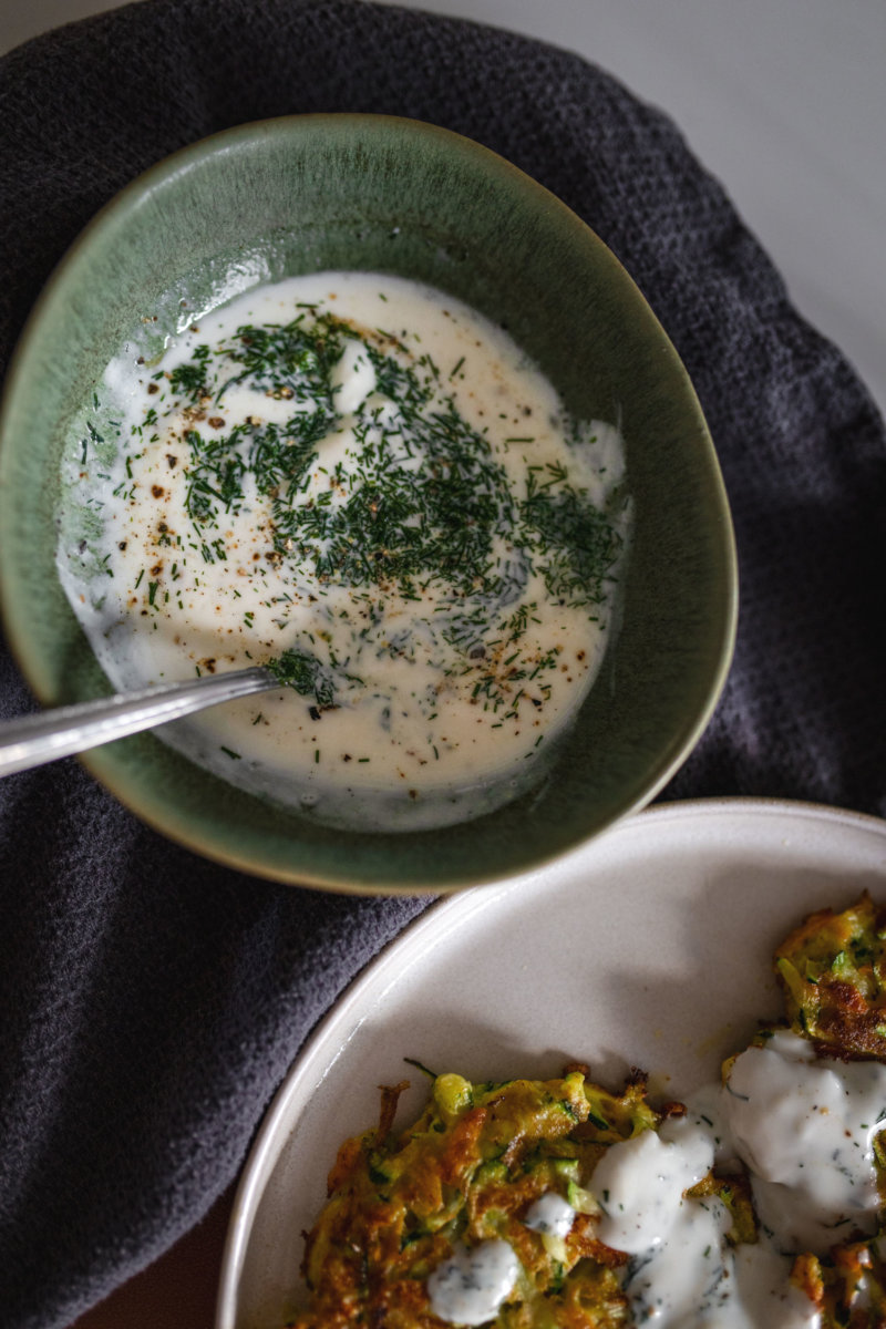 Zucchini-Möhren-Puffer mit Zitronen-Dill-Joghurt. Auf dem Foodblog zeige ich dir das schnelle und gesunde Rezept. | www.kleidermaedchen.de