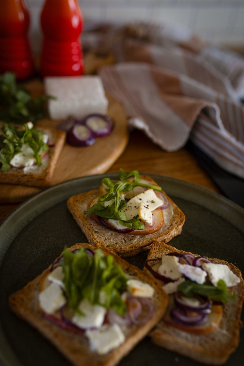 Flammkuchen-Toast mit Apfel, Schafskäse und Rucola. Auf dem Foodblog zeige ich dir das schnelle und gesunde Rezept. | www.kleidermaedchen.de