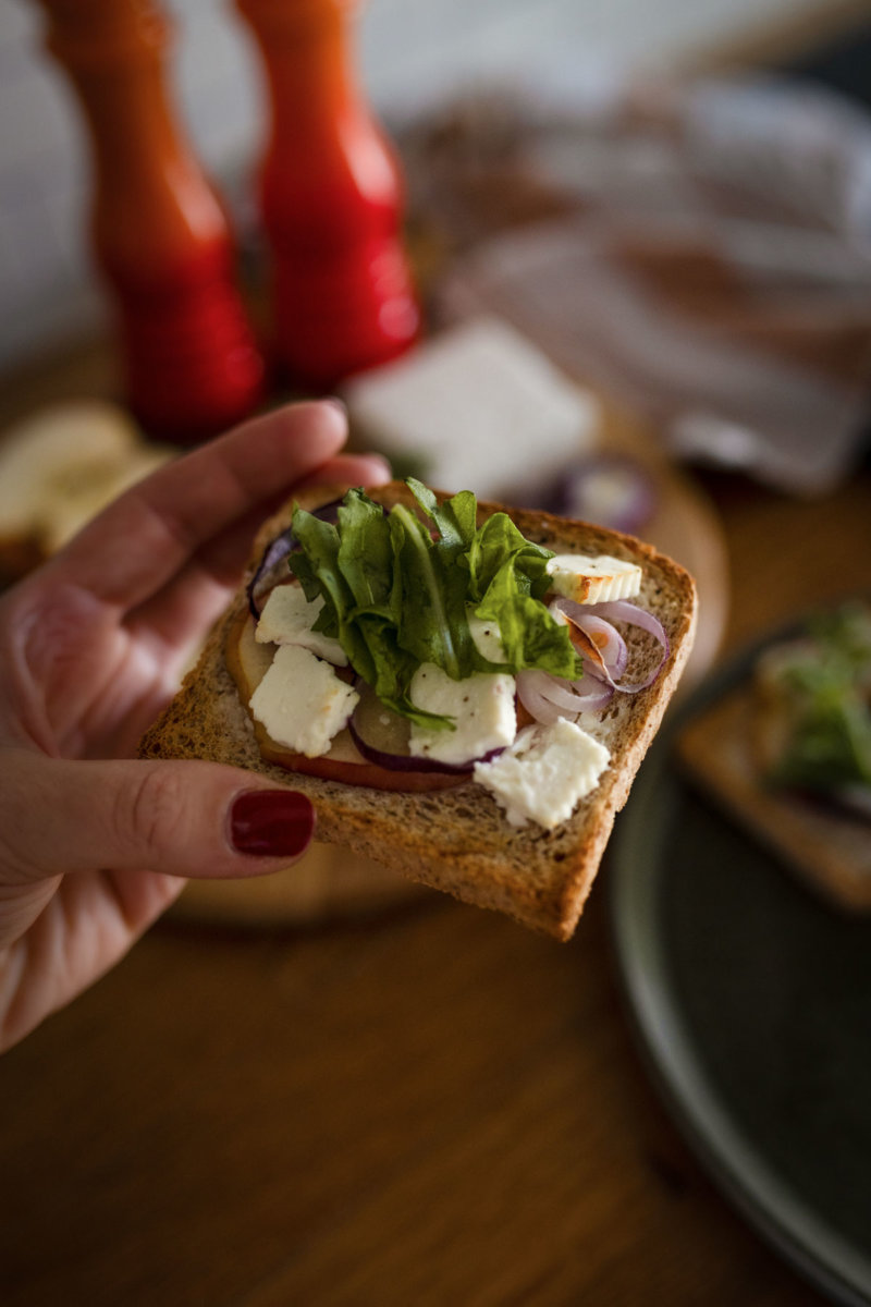 Flammkuchen-Toast mit Apfel, Schafskäse und Rucola. Auf dem Foodblog zeige ich dir das schnelle und gesunde Rezept. | www.kleidermaedchen.de