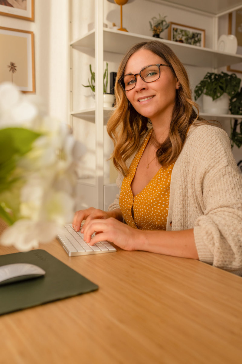 Homeoffice mit Flexispot Q8 im Wohnzimmer einrichten. Auf dem Interiorblog zeige ich dir, wie du deinen Arbeitsplatz im Wohnzimmer harmonisch integrierst. | www.kleidermaedchen.de