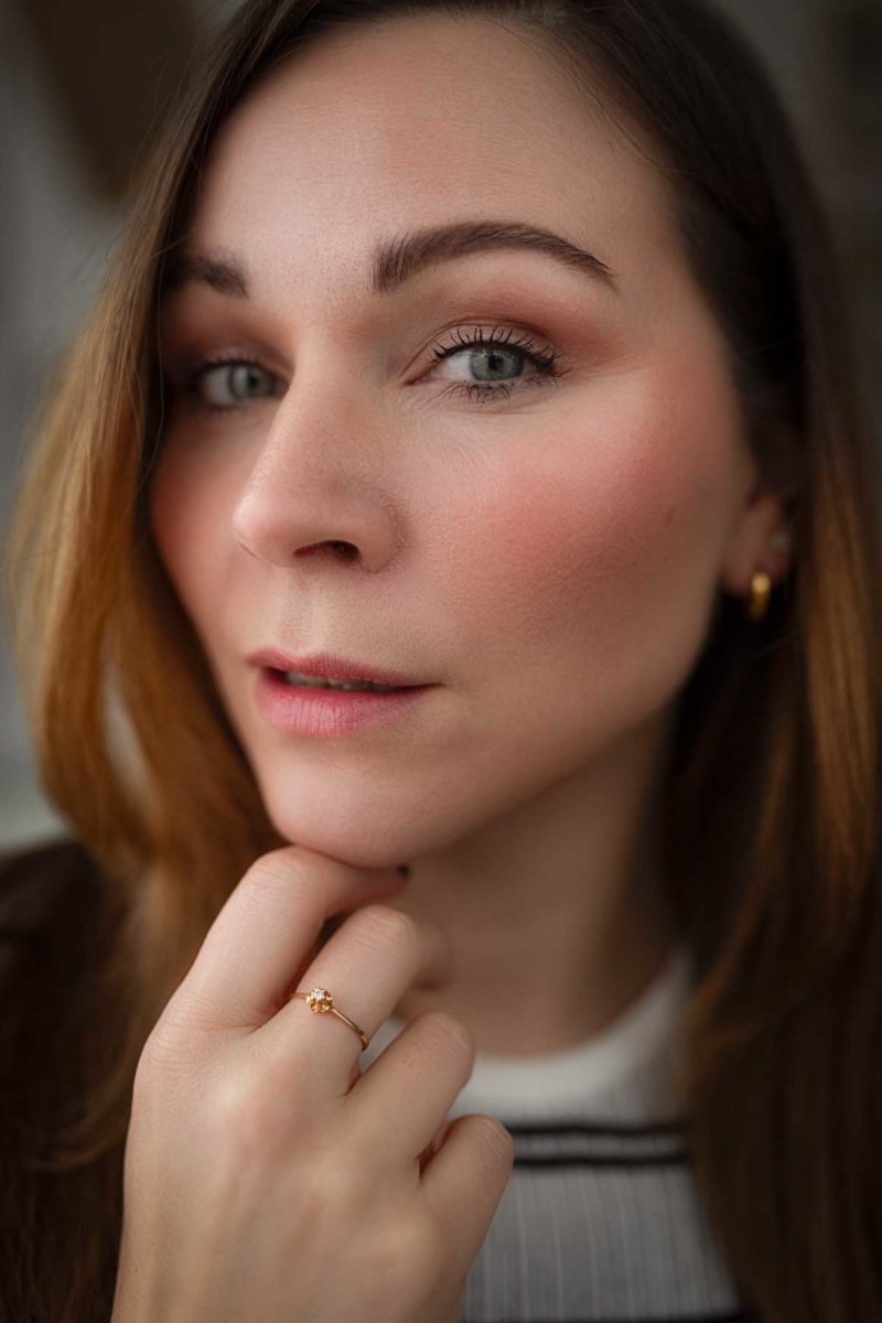 Blush Sticks für einen natürlichen, strahlenden Beauty-Look. Auf dem Beautyblog erfährst du, welche Blush-Stick-Farbe zu welchem Hautton passt und wie du ihn anwendest.