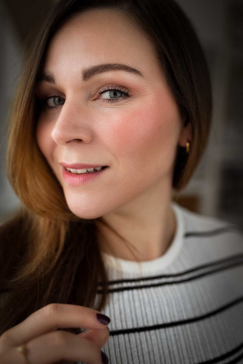 Blush Sticks für einen natürlichen, strahlenden Beauty-Look. Auf dem Beautyblog erfährst du, welche Blush-Stick-Farbe zu welchem Hautton passt und wie du ihn anwendest.