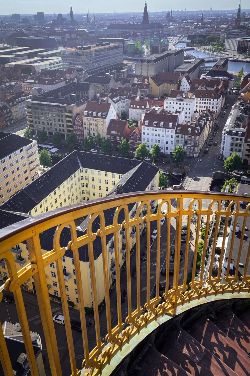 Kopenhagen im Sommer entdecken: Food Spots, Museen, Einkaufsmöglichkeiten und grüne Oasen der dänischen Hauptstadt - Vor Frelsers Kirke in Kopenhagen.