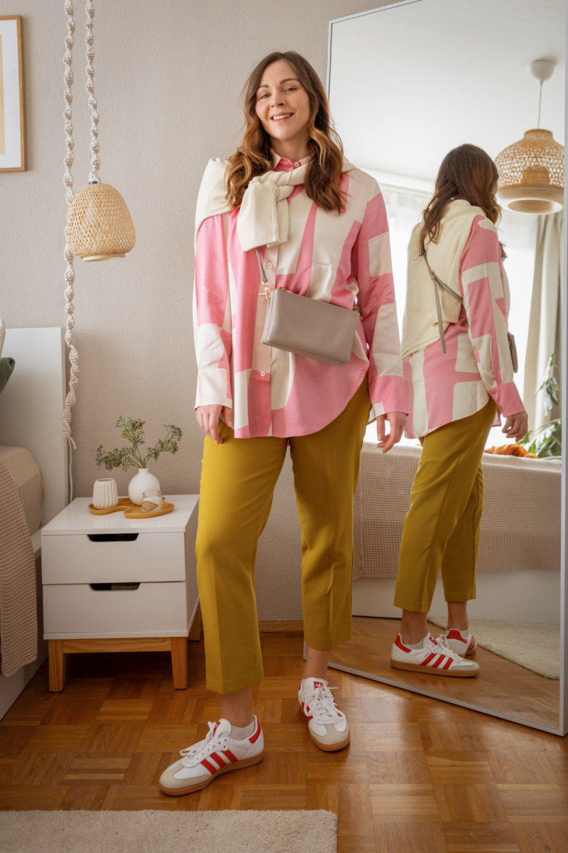 3 Outfit-Inspirationen für den Frühling 2024 stelle ich dir auf dem Modeblog vor. Von lässigen Alltagsstyles bis hin zu eleganten Styles ist alles dabei. (bunte Sneaker, Transparenz, Color Blocking) Klick dich in die Frühlingstrends 2024.