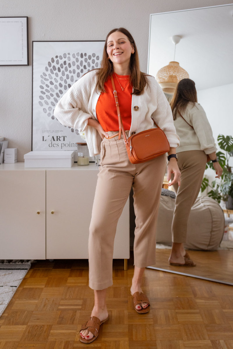 3 Outfit-Inspirationen für den Frühling 2024 stelle ich dir auf dem Modeblog vor. Von lässigen Alltagsstyles bis hin zu eleganten Styles ist alles dabei. (Valentino Rot, Trenchcoat stylen, Jeans Outfit) Klick dich in die Frühlingstrends 2024.