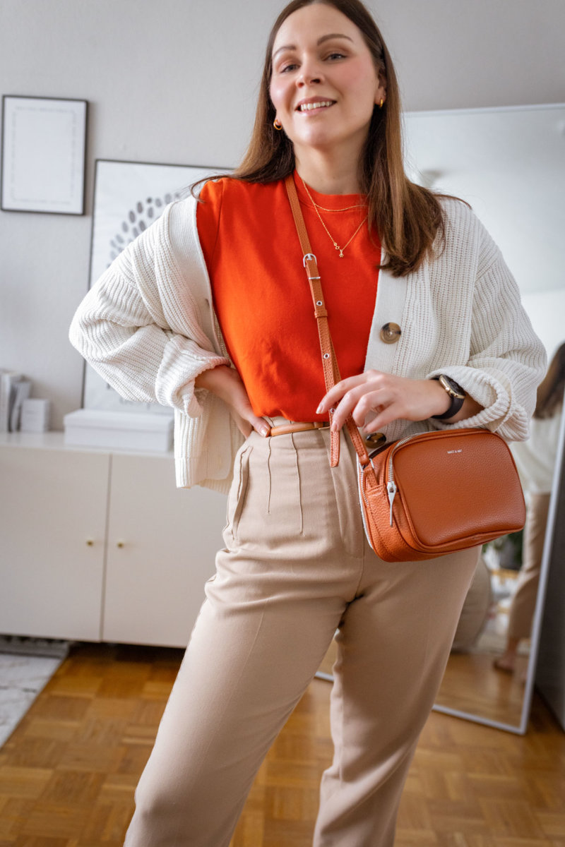 3 Outfit-Inspirationen für den Frühling 2024 stelle ich dir auf dem Modeblog vor. Von lässigen Alltagsstyles bis hin zu eleganten Styles ist alles dabei. (Valentino Rot, Trenchcoat stylen, Jeans Outfit) Klick dich in die Frühlingstrends 2024.