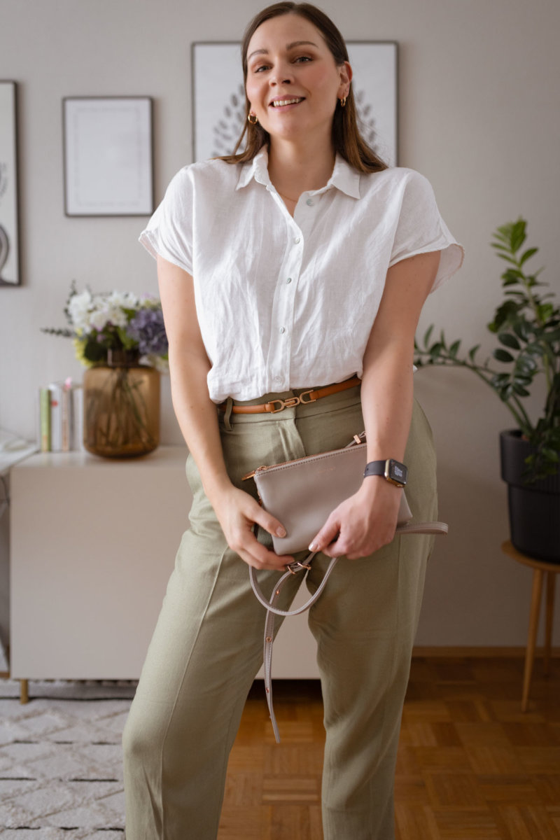 3 Outfit-Inspirationen für den Frühling 2024 stelle ich euch auf dem Modeblog vor. Von lässigen Alltagsstyles bis hin zu eleganten Styles ist alles dabei. (Oranger Look, Sandalen kombinieren, weiße Bluse) Klick dich in die Frühlingstrends 2024.