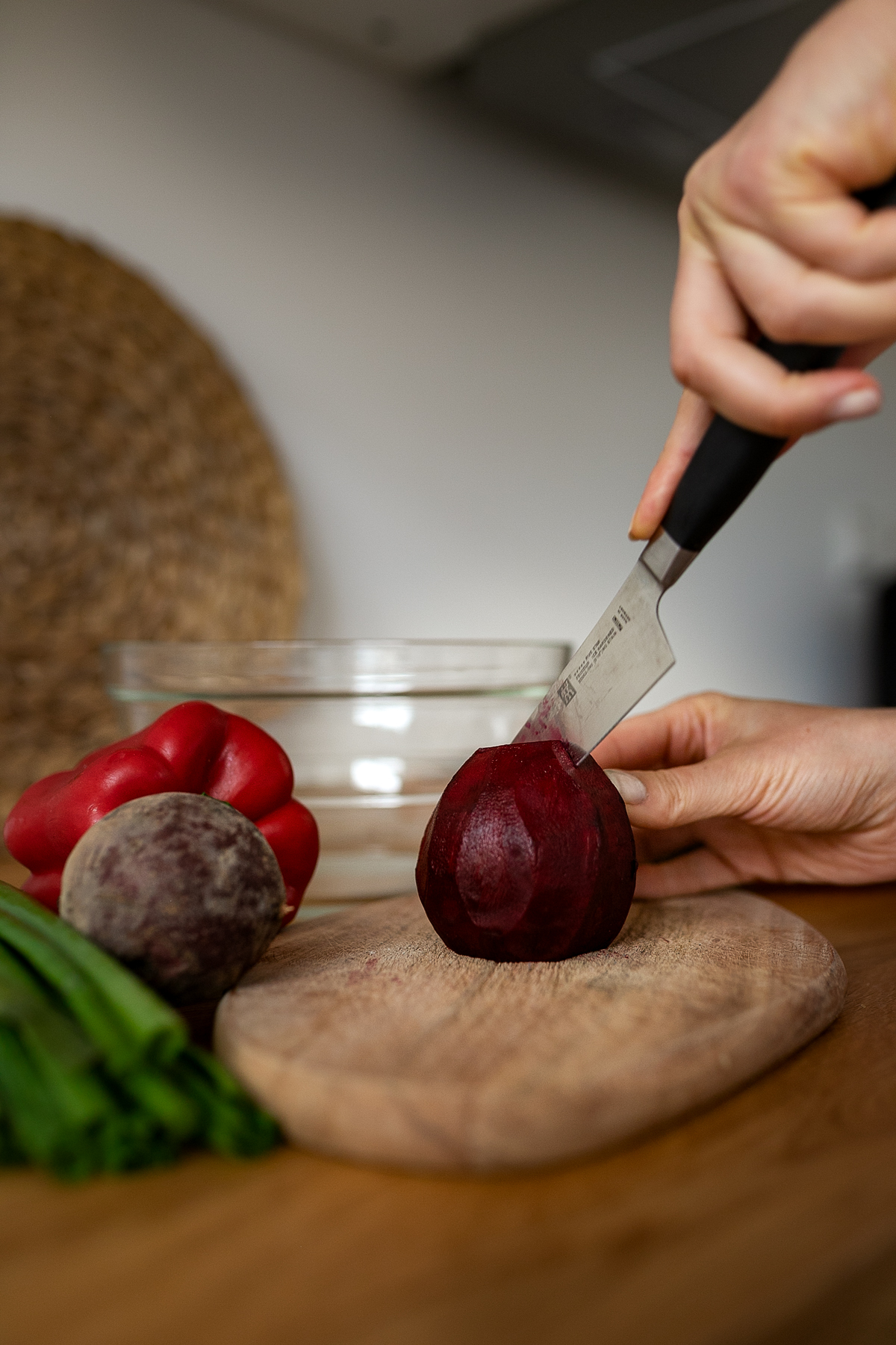 Auf dem Food- und Lifestyleblog verrate ich dir mein Rote-Beete Salatrezept. Der Wintersalat ist super schnell zubereitet und schmeckt als Vorspeise oder Beilage einfach vorzüglich. www.kleidermaedchen.de #vegan #veganersalat #rotebeete #wintersalat #walnuss #foodblog #lifestyleblog