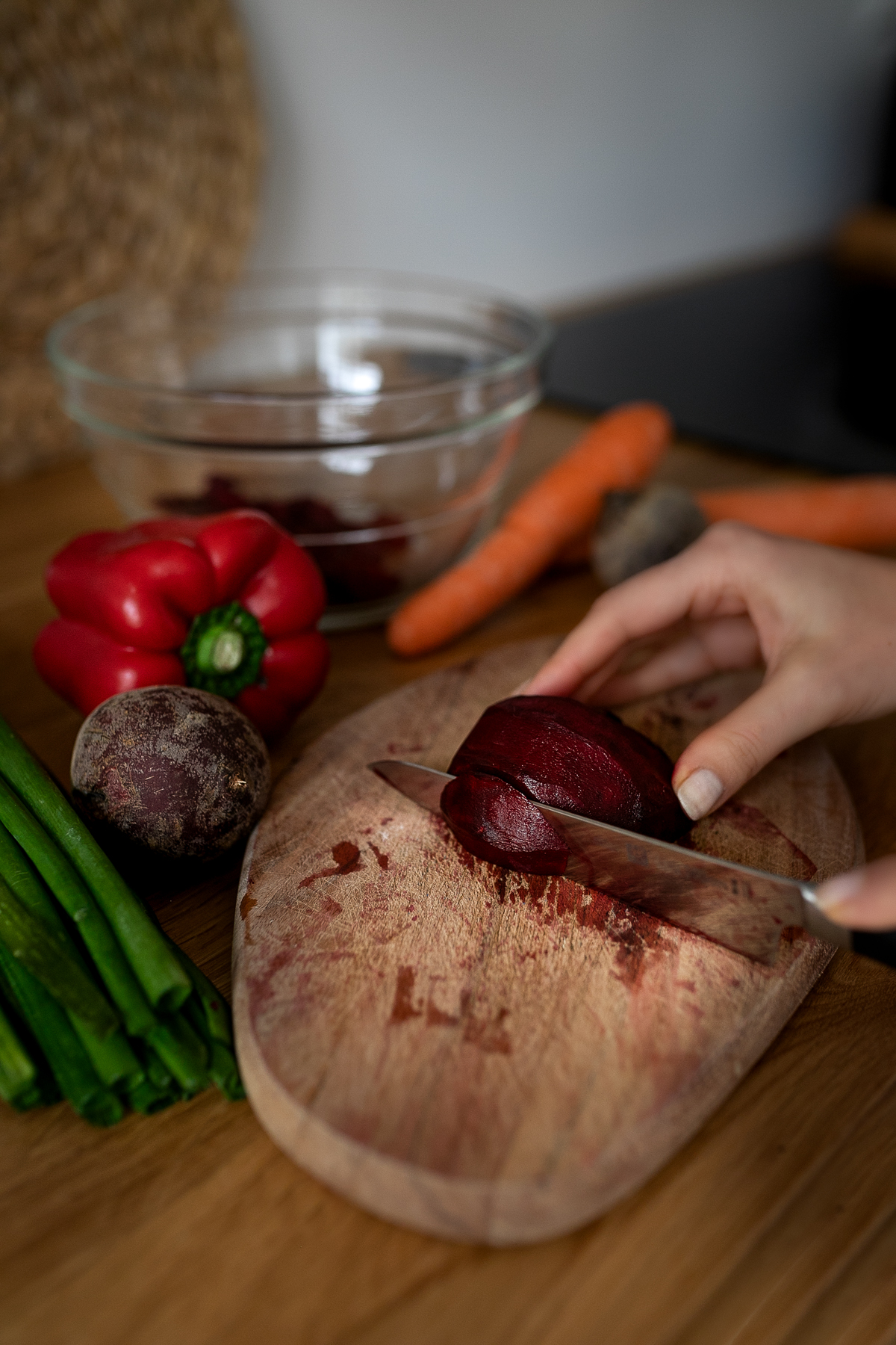 Auf dem Food- und Lifestyleblog verrate ich dir mein Rote-Beete Salatrezept. Der Wintersalat ist super schnell zubereitet und schmeckt als Vorspeise oder Beilage einfach vorzüglich. www.kleidermaedchen.de #vegan #veganersalat #rotebeete #wintersalat #walnuss #foodblog #lifestyleblog