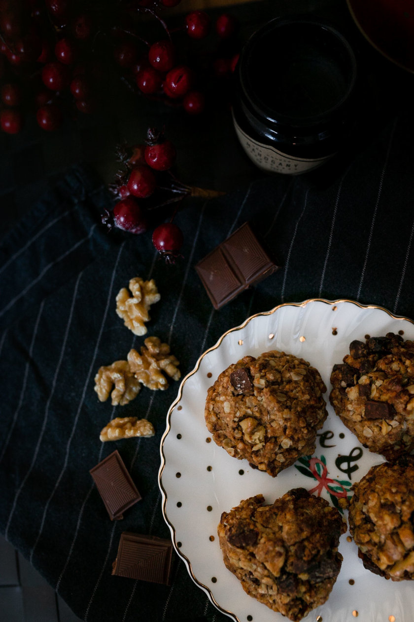 Auf dem Food- und Lifestyleblog backe ich mit dir meine liebsten Weihnachtsplätzchen. Die veganen Walnuss-Schokoladen Plätzchen sind im Nu zubereitet und unglaublich lecker. www.kleidermaedchen.de #vegan #veganbacken #plätzchen #weihnachtsplätzchen #walnuss #foodblog #lifestyleblog #schokolade